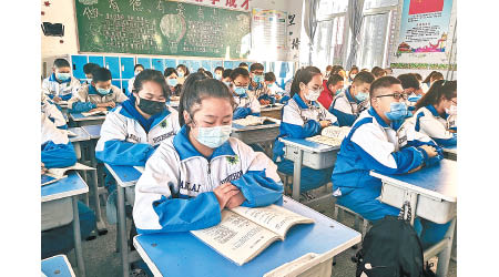 湖北武漢市以外的低風險地區學生可在上課時不戴口罩，圖為寧夏銀川市中學生上課。