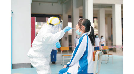 中國被指去年十一月已知悉武漢爆疫。圖為廣州學生接受核酸檢測。