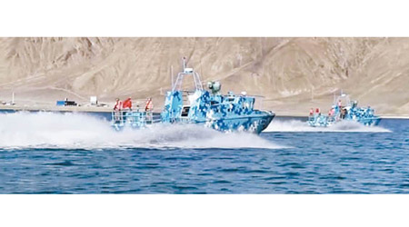 高速巡邏艇在執行巡邏任務。