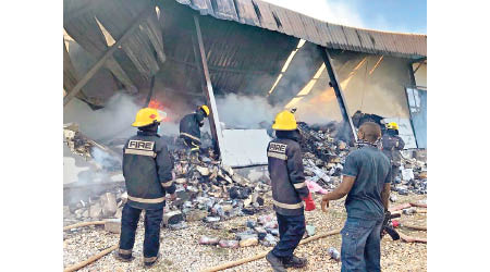 贊比亞消防員到場救火。