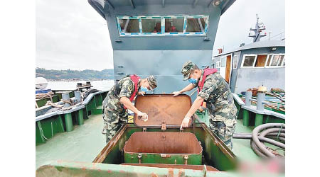 執法人員檢查油艙。