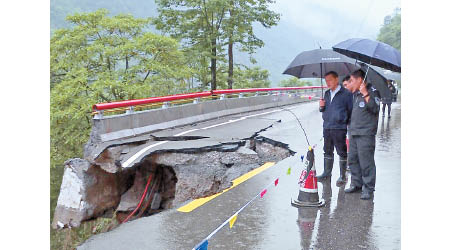 當地政府已封鎖發生路陷的路面。