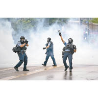 防暴警員以催淚氣體驅散示威者。