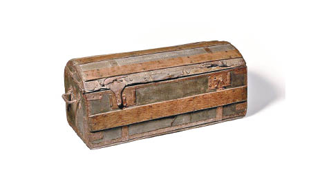 旅行箱頂蓋刻有字句（左）。箱內襯有皮革（右）。