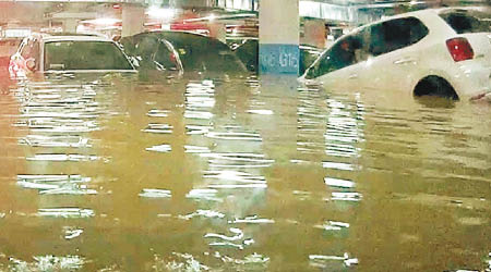 停車場水浸，車輛被淹沒。