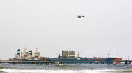 伊朗運油輪在委內瑞拉港口泊岸。（美聯社圖片）