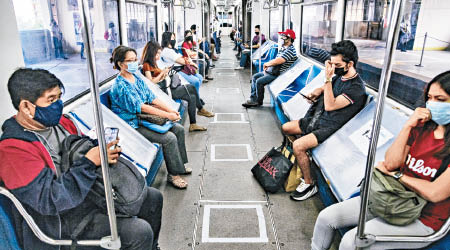 馬尼拉地鐵的乘客紛紛戴上口罩及保持距離。
