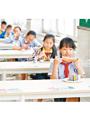 校內用餐時，學生們互相保持適當距離。（美聯社圖片）