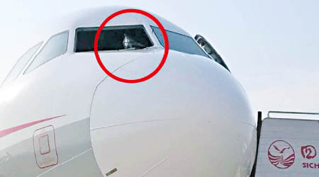 發生爆玻璃窗事件的客機（紅圈示）。