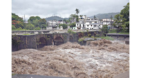 「阿曼達」吹襲薩爾瓦多，暴雨引致洪水氾濫。（美聯社圖片）
