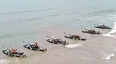 兩棲戰車在海面一字排開。