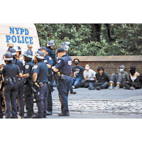 紐約州<br>紐約市警方拘捕多名違反宵禁令的示威者。