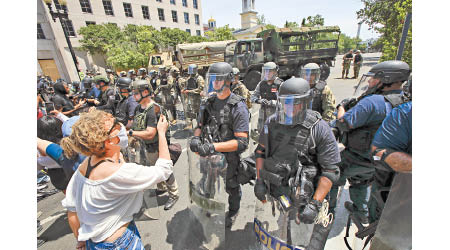 示威者在白宮外抗議警方暴力執法。（美聯社圖片）