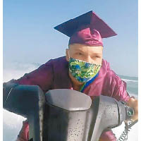 學生駕水上電單車領畢業證書。