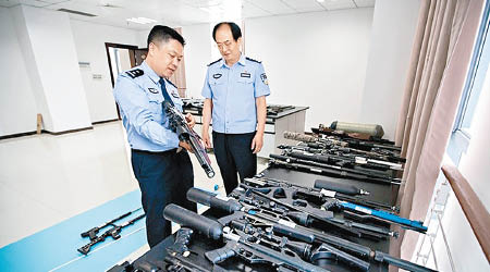 警方收繳大量槍枝。