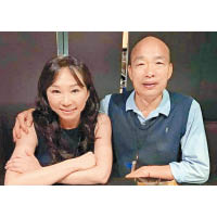 韓國瑜（右）的妻子李佳芬（左）來自政治世家。