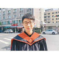大學生蔡先生從台北回高雄投票。