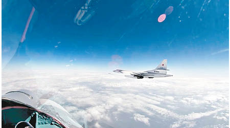俄羅斯空軍的圖160戰略轟炸機在波羅的海上空飛行時，遇上北約戰機攔截。