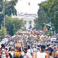 示威者在白宮前聚集。（美聯社圖片）