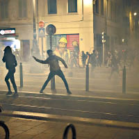 法國:馬賽示威者向警方投擲雜物。（美聯社圖片）