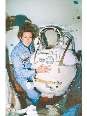 蘇利文是首位進行太空漫步的美國女太空人。