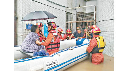 救援人員救出被困者。