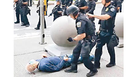 紐約州 推倒<br>警員推跌古吉諾，他後腦着地及流血。