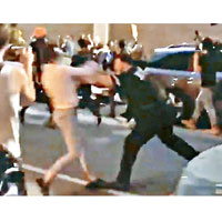 紐約州 推倒<br>丹達賴阿（右）大力推跌一名女示威者。