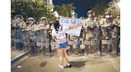 國民警衞軍士兵在華盛頓執勤時，與示威者近距離接觸。（美聯社圖片）