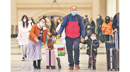 旅客戴口罩前往湖北武漢漢口站。（美聯社圖片）