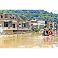 惠州：有救援人員划橡皮艇救出被困居民。（中新社圖片）
