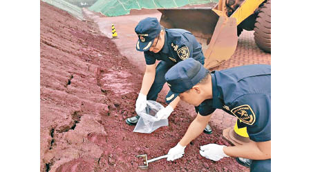 天津海關關員查驗進境洋垃圾。