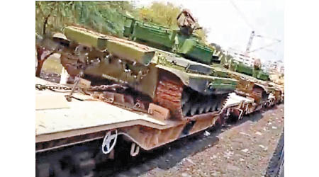 傳印度向中印邊境運送坦克。