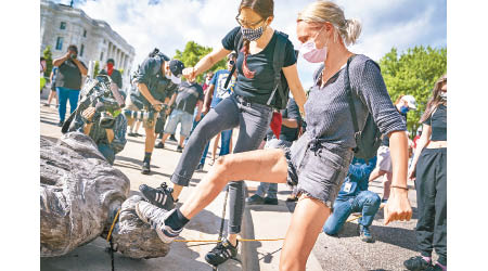 聖保羅市示威者以腳踐踏哥倫布像。（美聯社圖片）