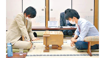 藤井聰太（右）不敵大橋貴洸（左），與「棋聖」無緣。