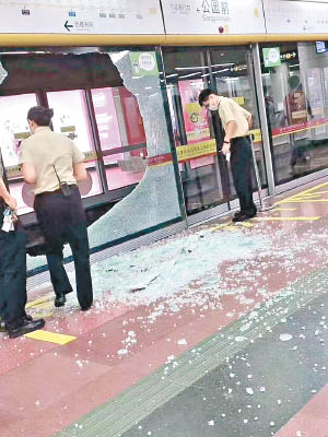 廣州地鐵月台玻璃突然爆裂。