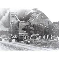 1921年<br>塔爾薩當年有教堂遭縱火燒毀。（黑白圖片）