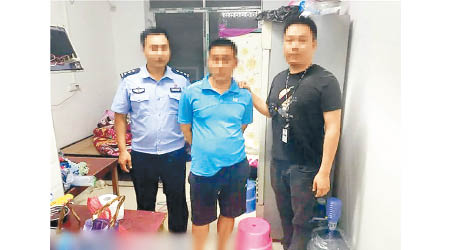 龔男（中）被警方拘捕。