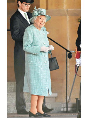 英女王向士兵報以微笑。