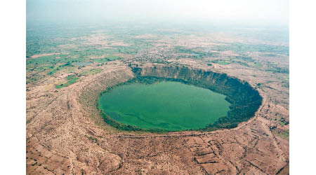 洛納爾湖是地球上最大的玄武岩撞擊坑形成的湖泊。