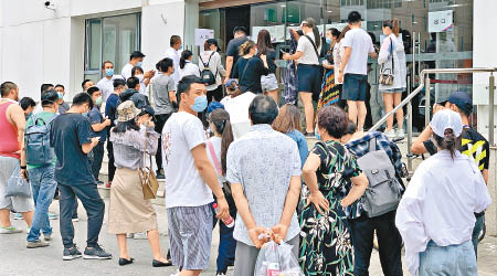 北京市大批民眾等候接受病毒檢測。（美聯社圖片）