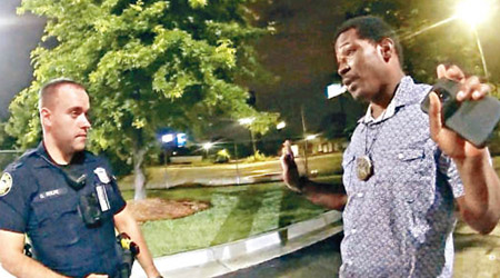 警殺黑人最新片段：羅爾夫（左）與布魯克斯（右）交談。（美聯社圖片）