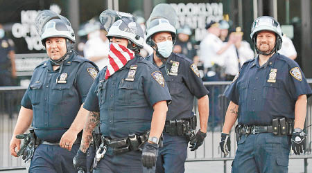 紐約市警員連日應付反警暴示威。（美聯社圖片）