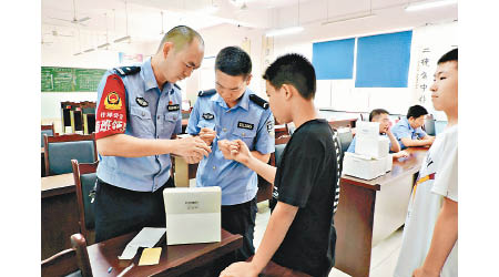 中國公安採集全國各地的男人和男孩血液樣本。