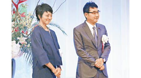 河井克行（右）與河井案里（左）涉嫌在選舉行賄。（美聯社圖片）