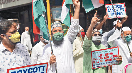 印度有民眾示威，呼籲杯葛中國商品。（美聯社圖片）