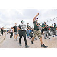 德州達拉斯有示威者在六月節上街遊行。（美聯社圖片）