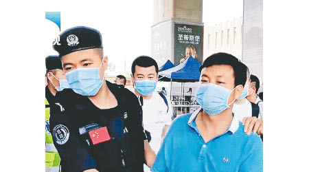 韓×軍（右）被警方拘捕。