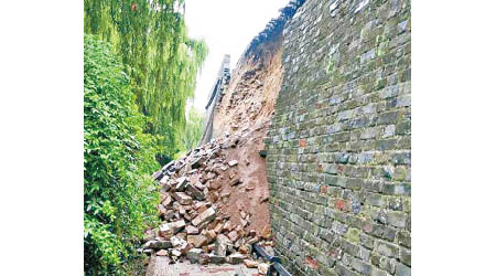 襄陽城牆東段牆體垮塌。