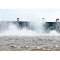 內地暴雨致三峽大壩水位上升。